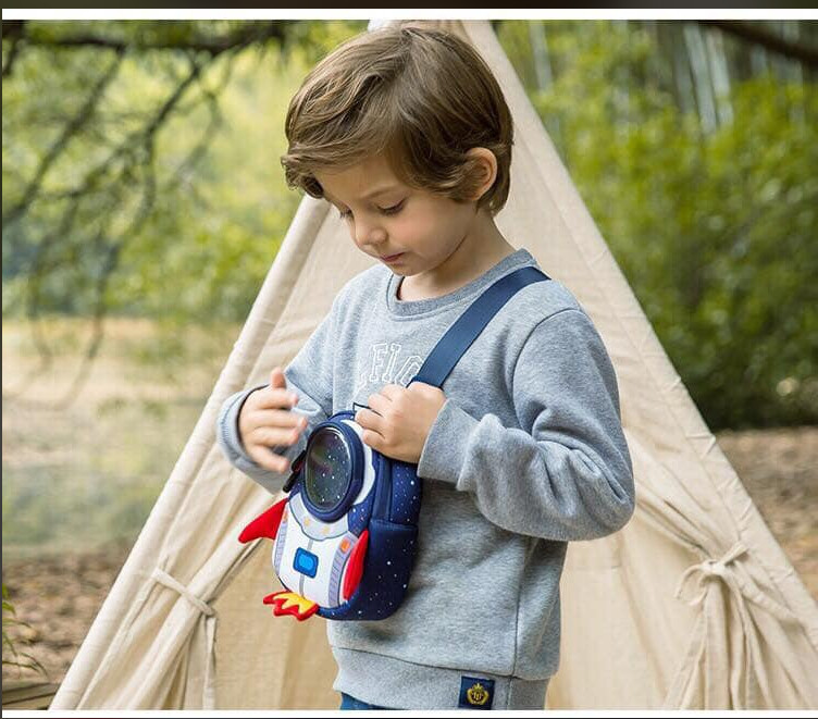 Túi đeo chéo UEK tên lửa tím 35x25.5x13cm mã UEKZXB009