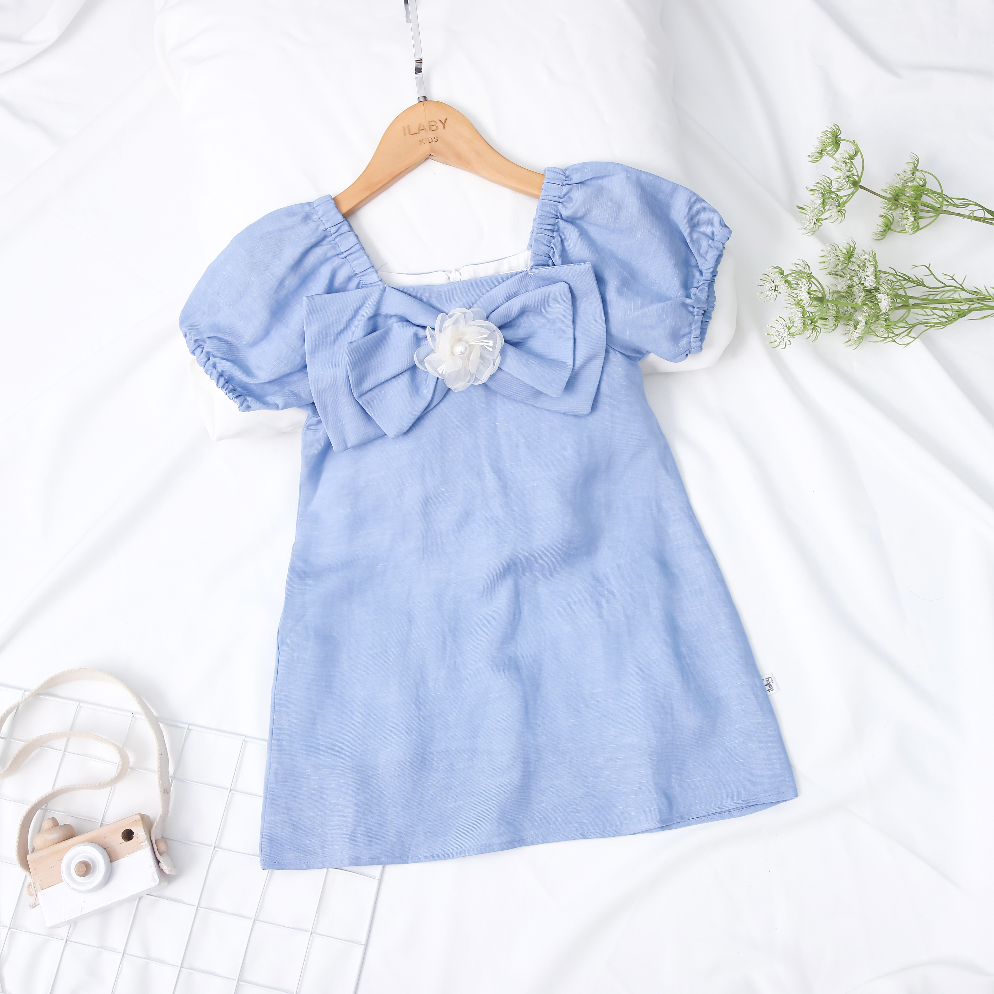 Váy suông nơ ngực cài hoa_thumbnail_0