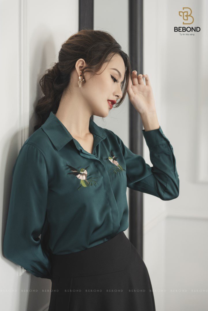 Áo sơ mi lụa thêu 2 bên- xanh cổ vịt