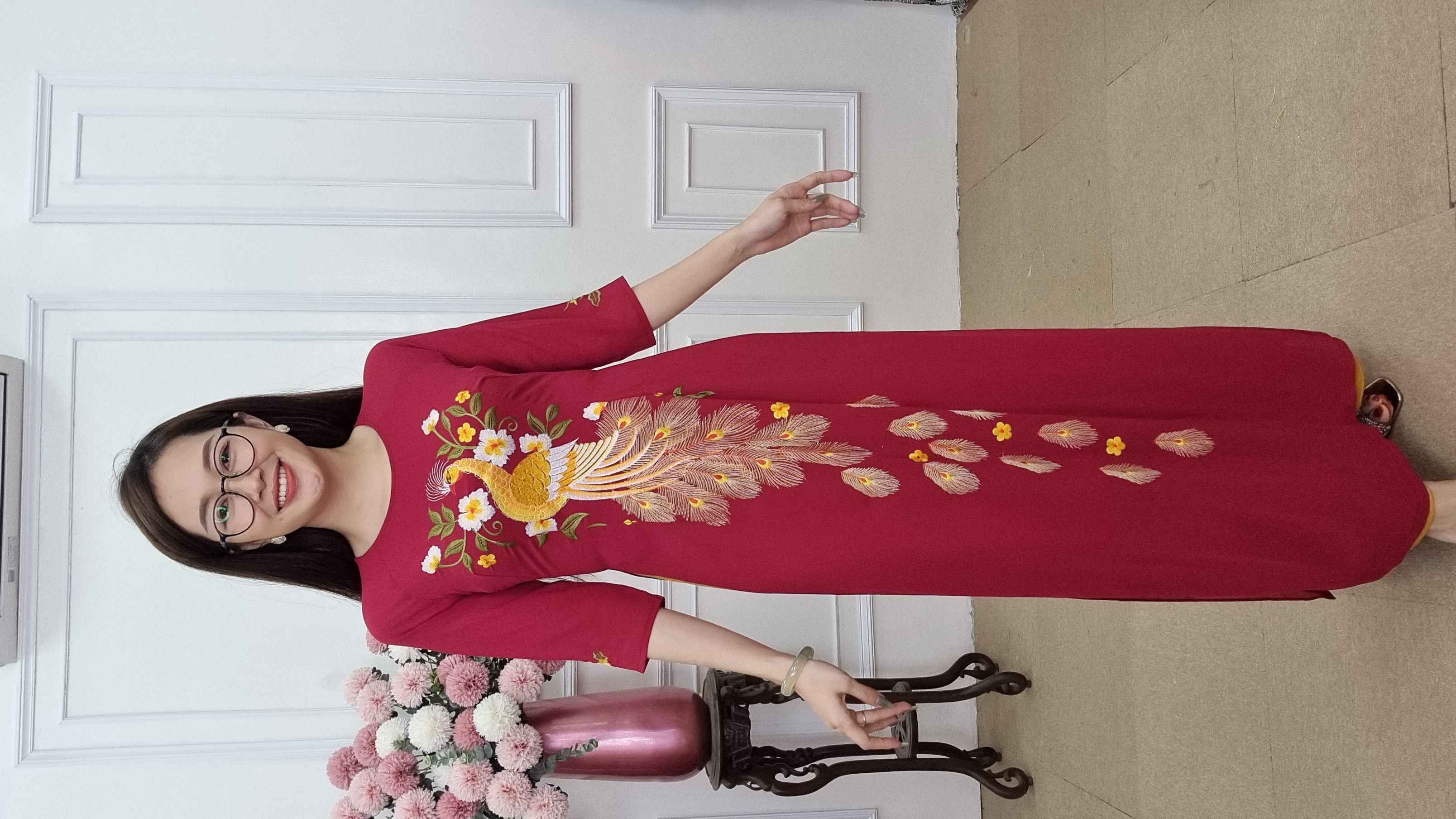Tặng 45 áo dài đỏ đô thêu con công_thumbnail_3