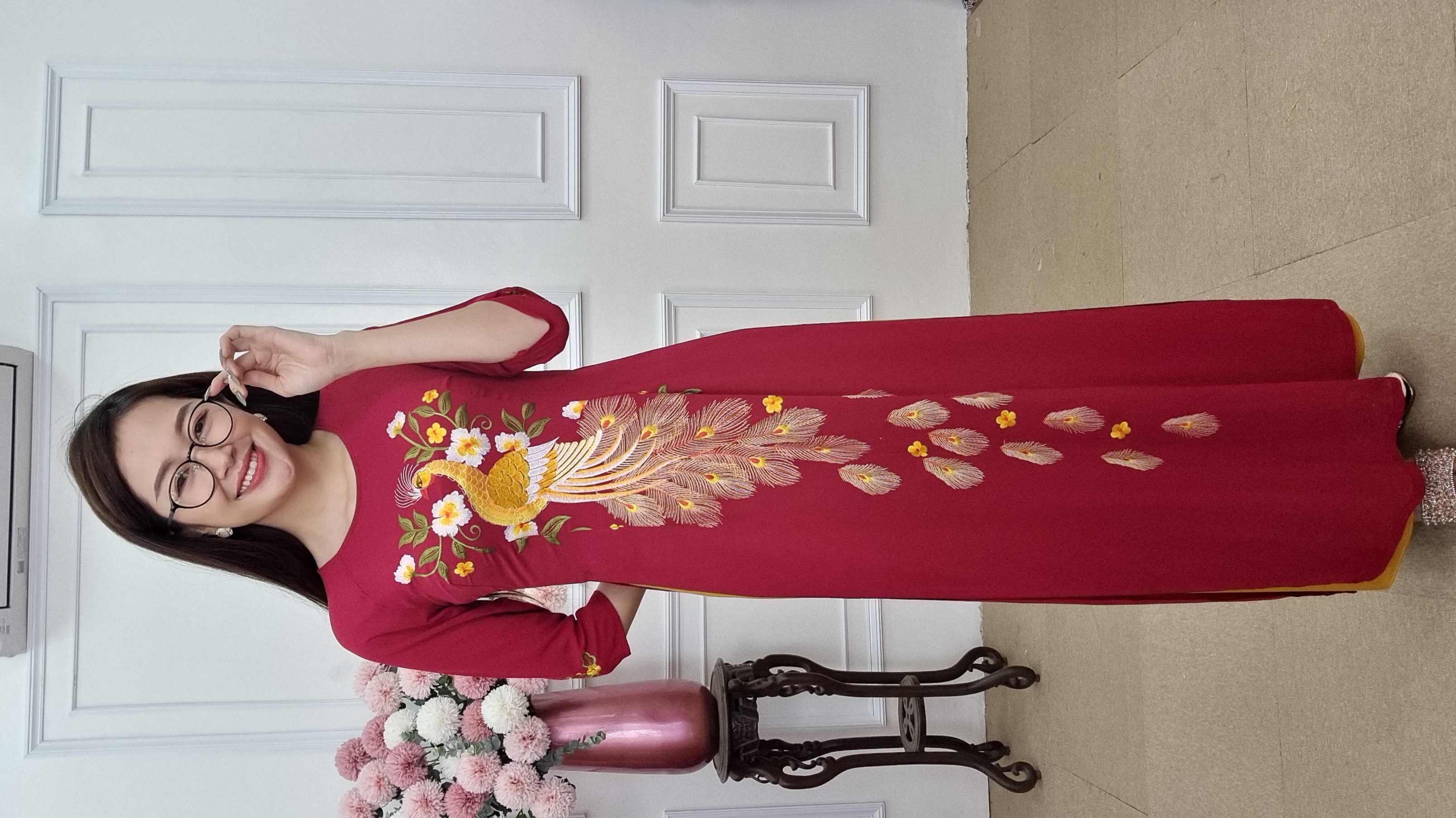 Tặng 45 áo dài đỏ đô thêu con công_thumbnail_2