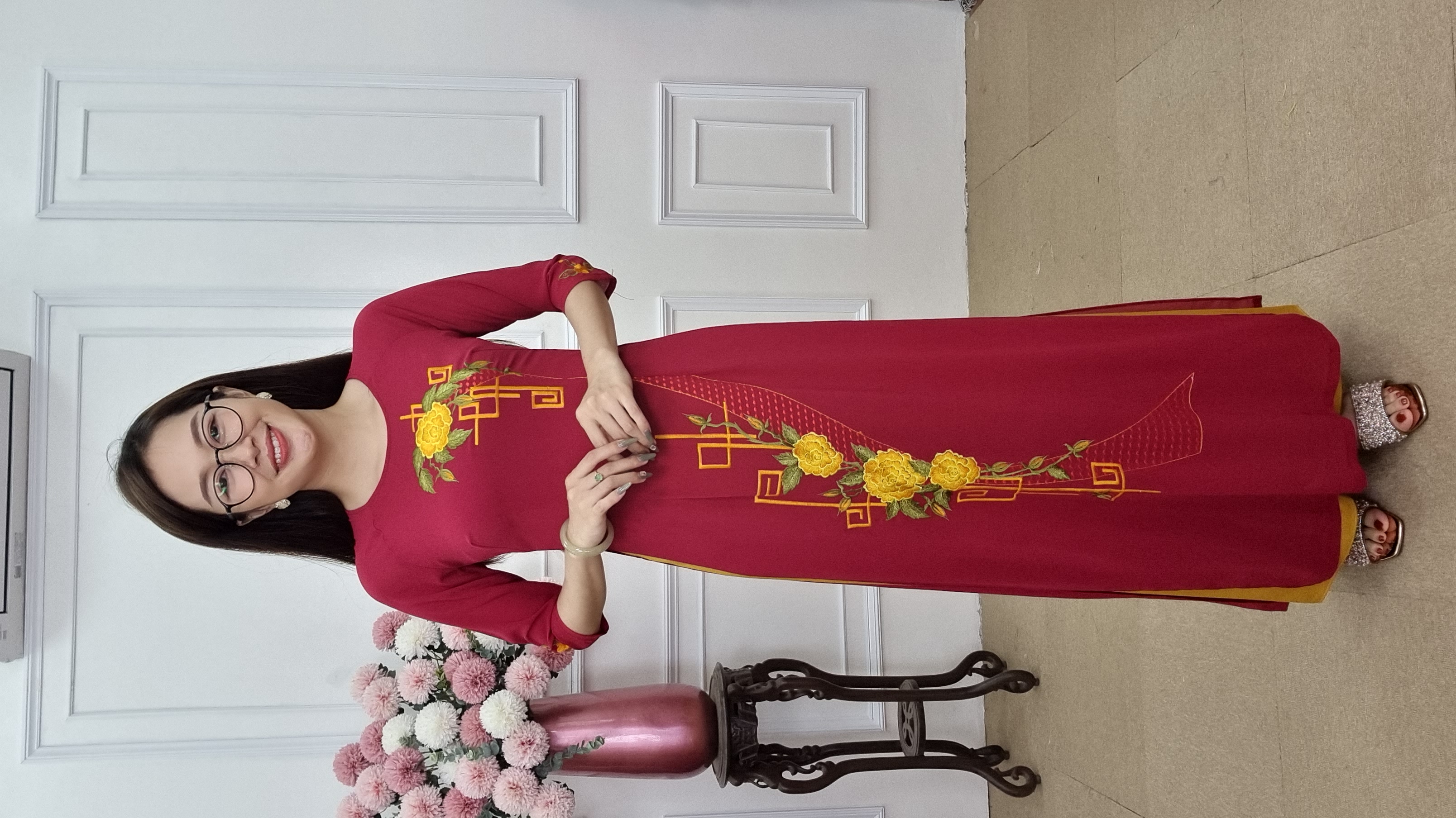 Tặng 148 áo dài chiffon đỏ đô cổ tròn thêu hoa mẫu đơn vàng chữ chiện_thumbnail_2