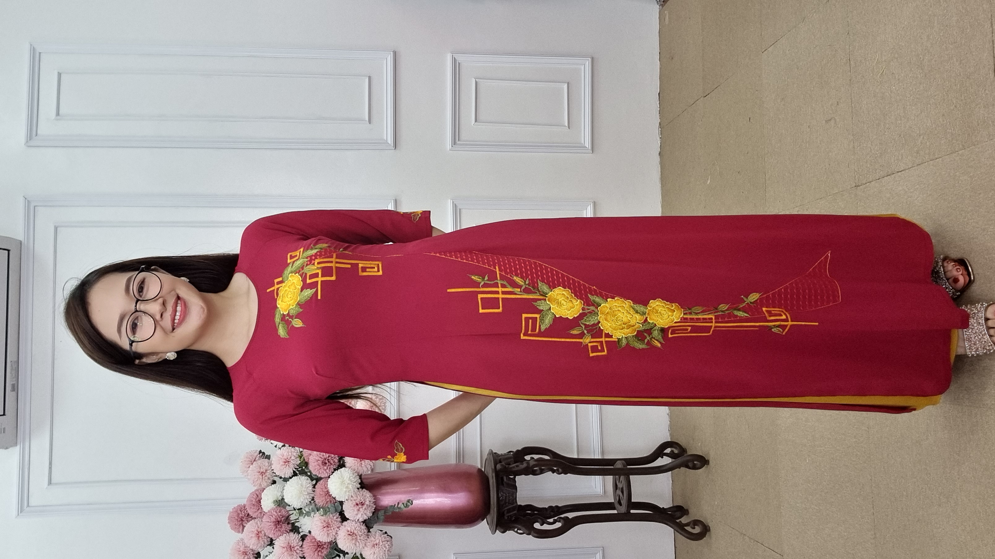 Tặng 148 áo dài chiffon đỏ đô cổ tròn thêu hoa mẫu đơn vàng chữ chiện