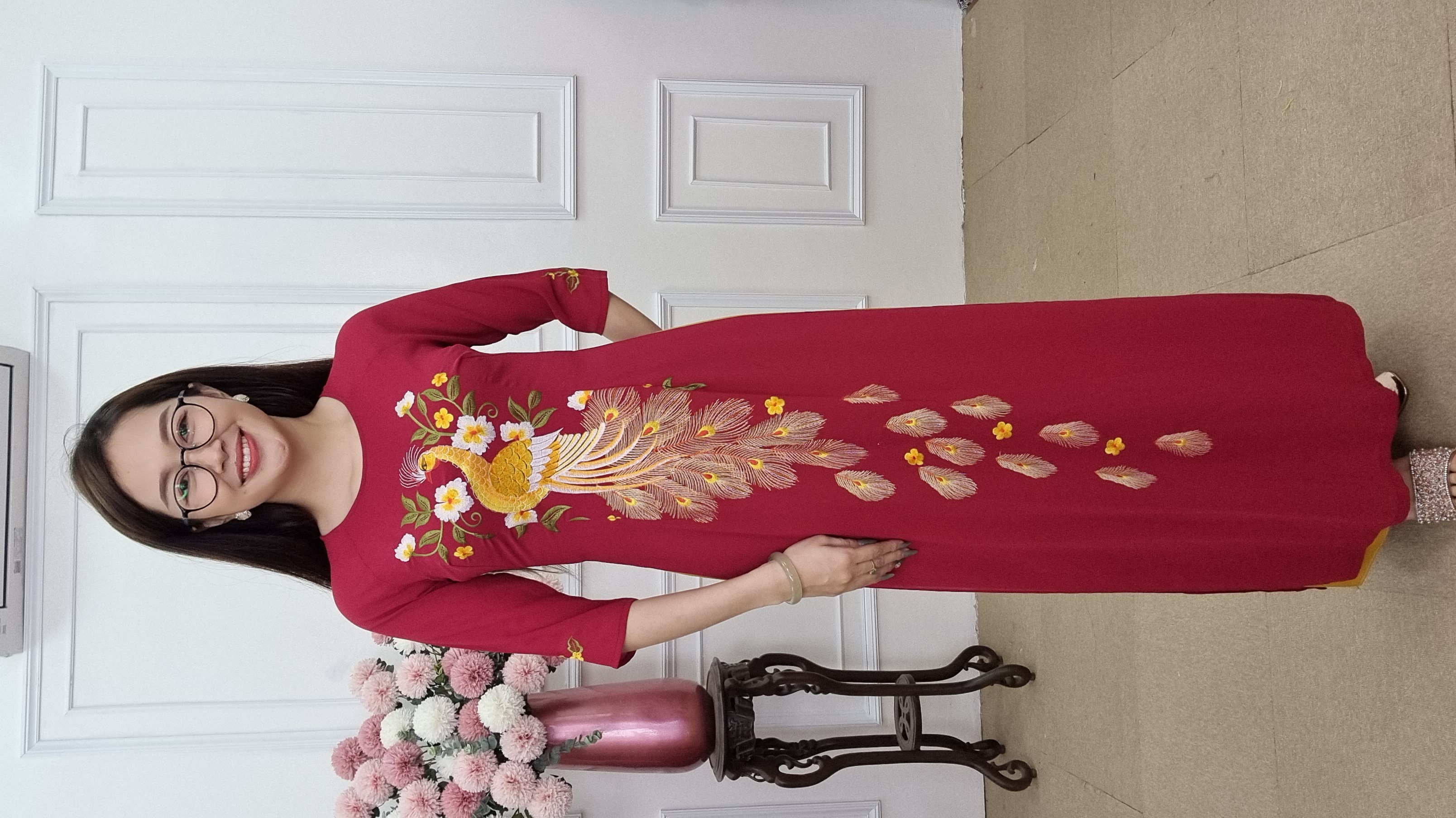 Tặng 45 áo dài đỏ đô thêu con công_thumbnail_4