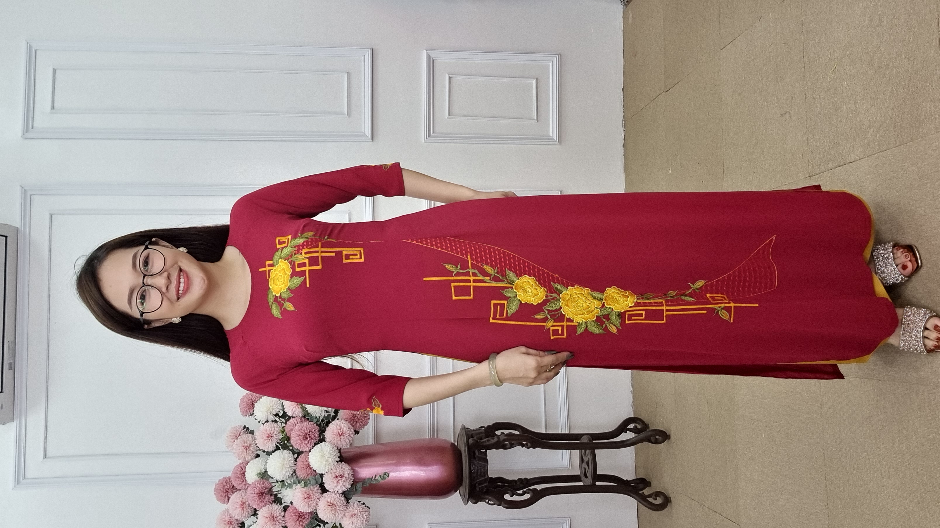 Tặng 148 áo dài chiffon đỏ đô cổ tròn thêu hoa mẫu đơn vàng chữ chiện