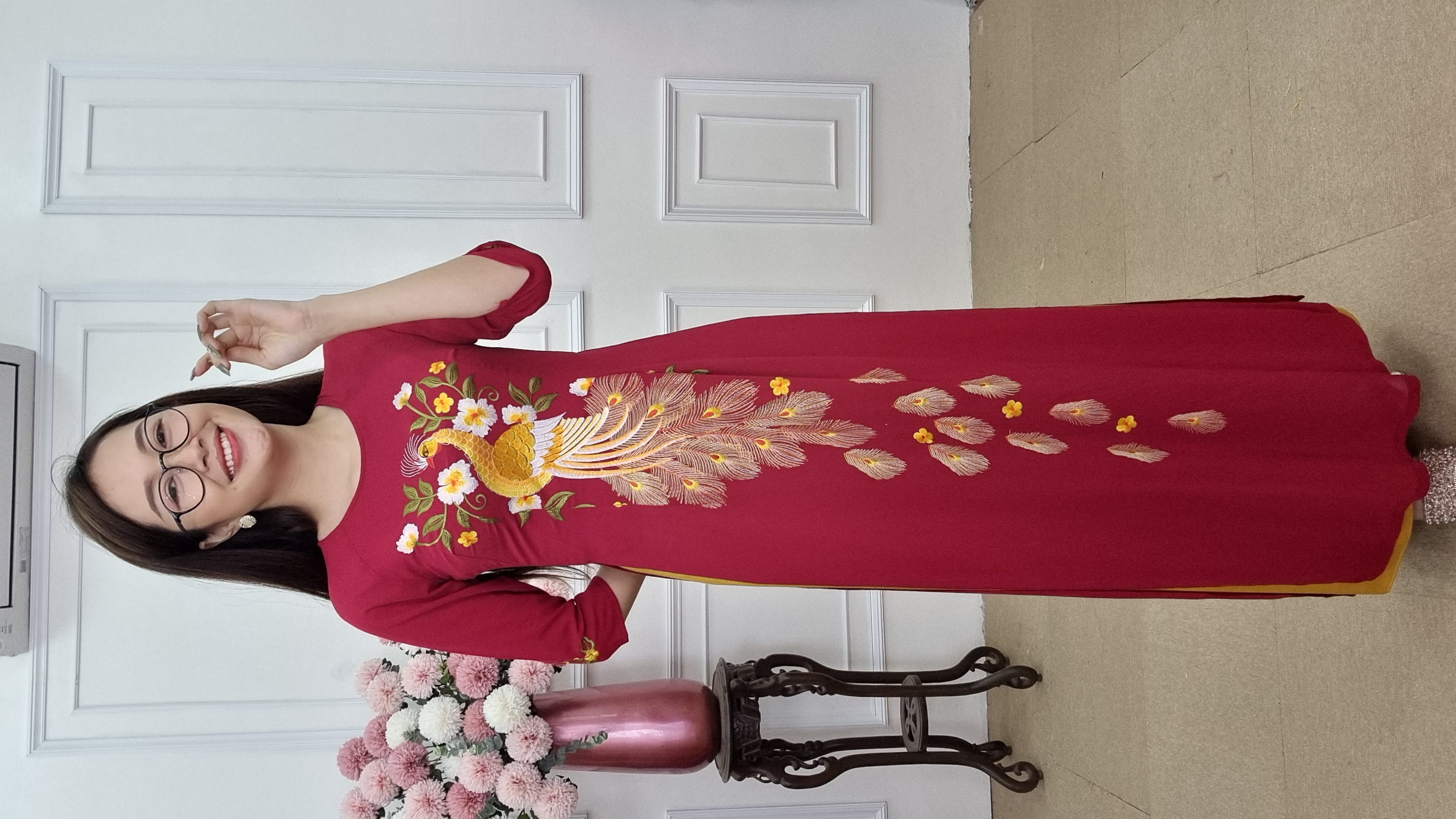 Tặng 45 áo dài đỏ đô thêu con công