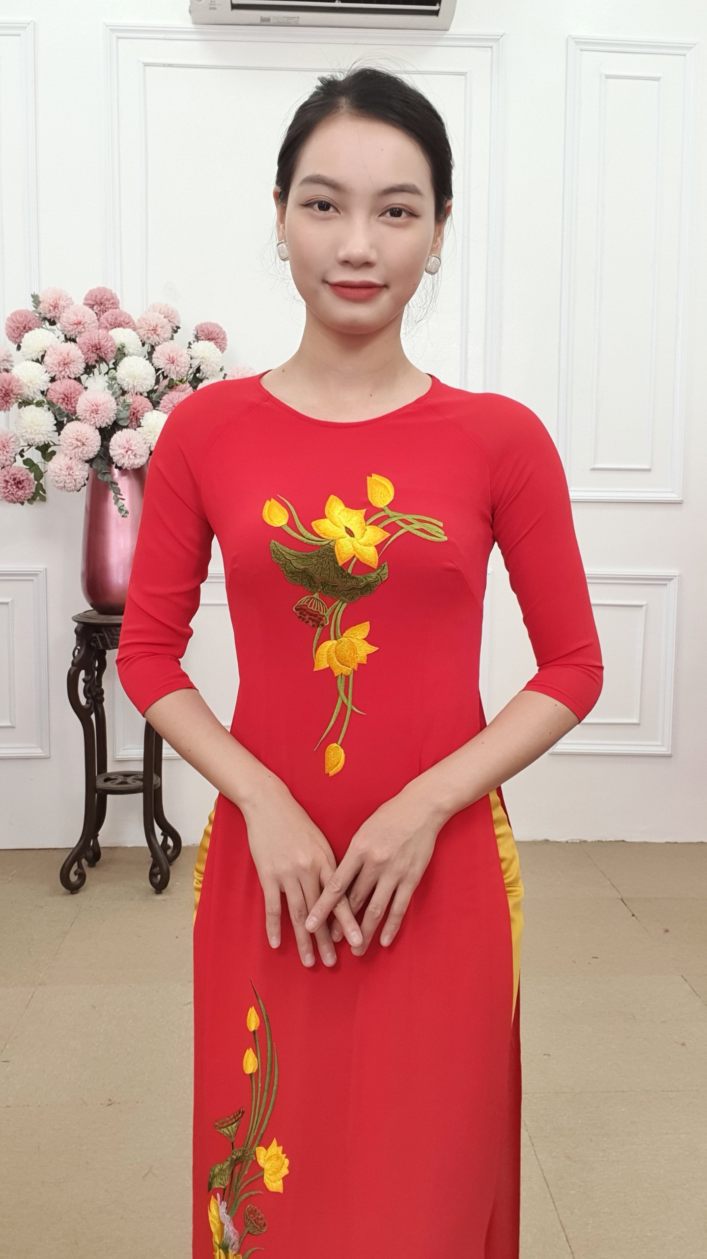 Tặng 91 áo dài đỏ thêu sen vàng bên dưới nón lá bình hoa cổ tròn