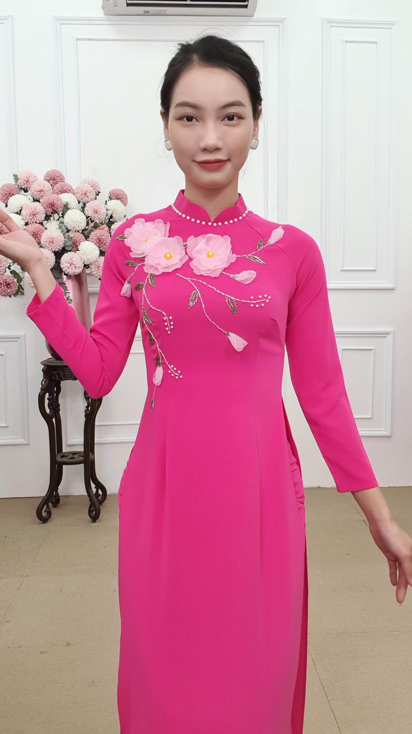 T255 áo dài lụa mỹ hồng sen cổ cao kết hoa von hồng đính ngọc quanh cổ