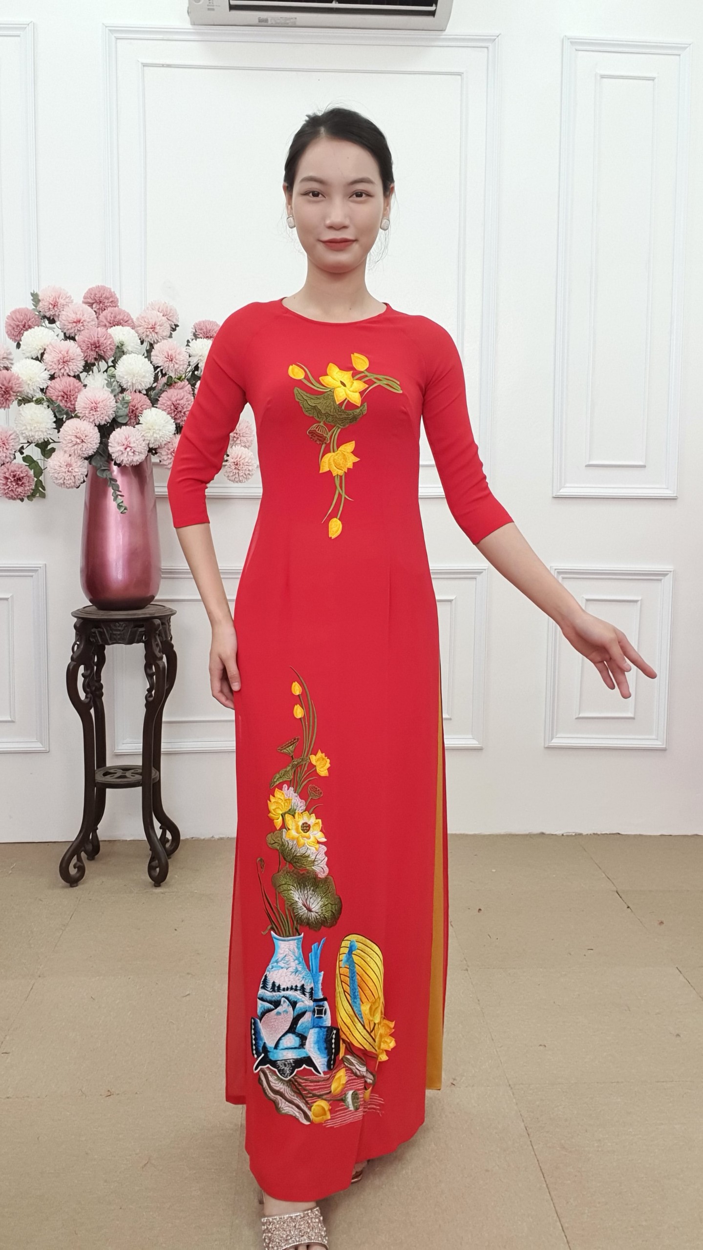 Tặng 91 áo dài đỏ thêu sen vàng bên dưới nón lá bình hoa cổ tròn_thumbnail_2