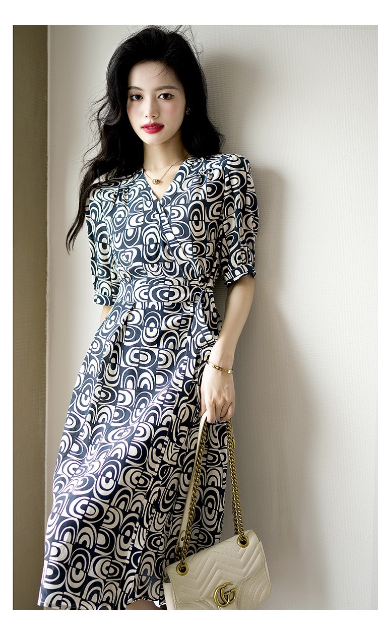 VD23-093 Đầm họa tiết cổ tim