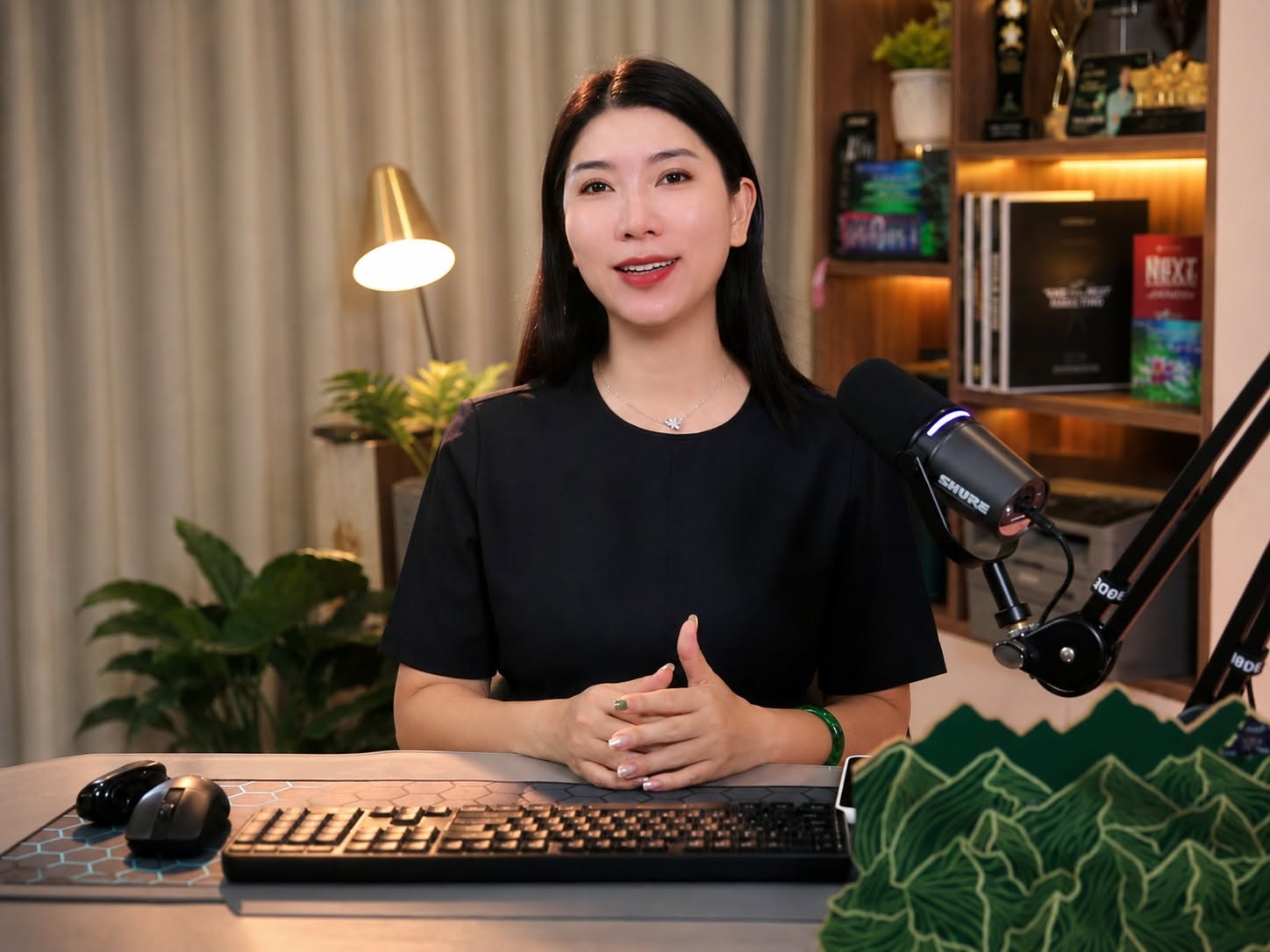 Host dẫn phiên livestream chuyên nghiệp trong studio
