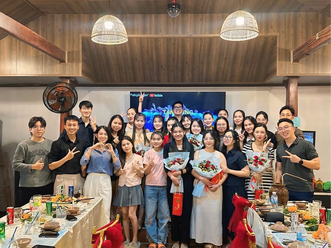 Chị Trà Giang cùng team sales