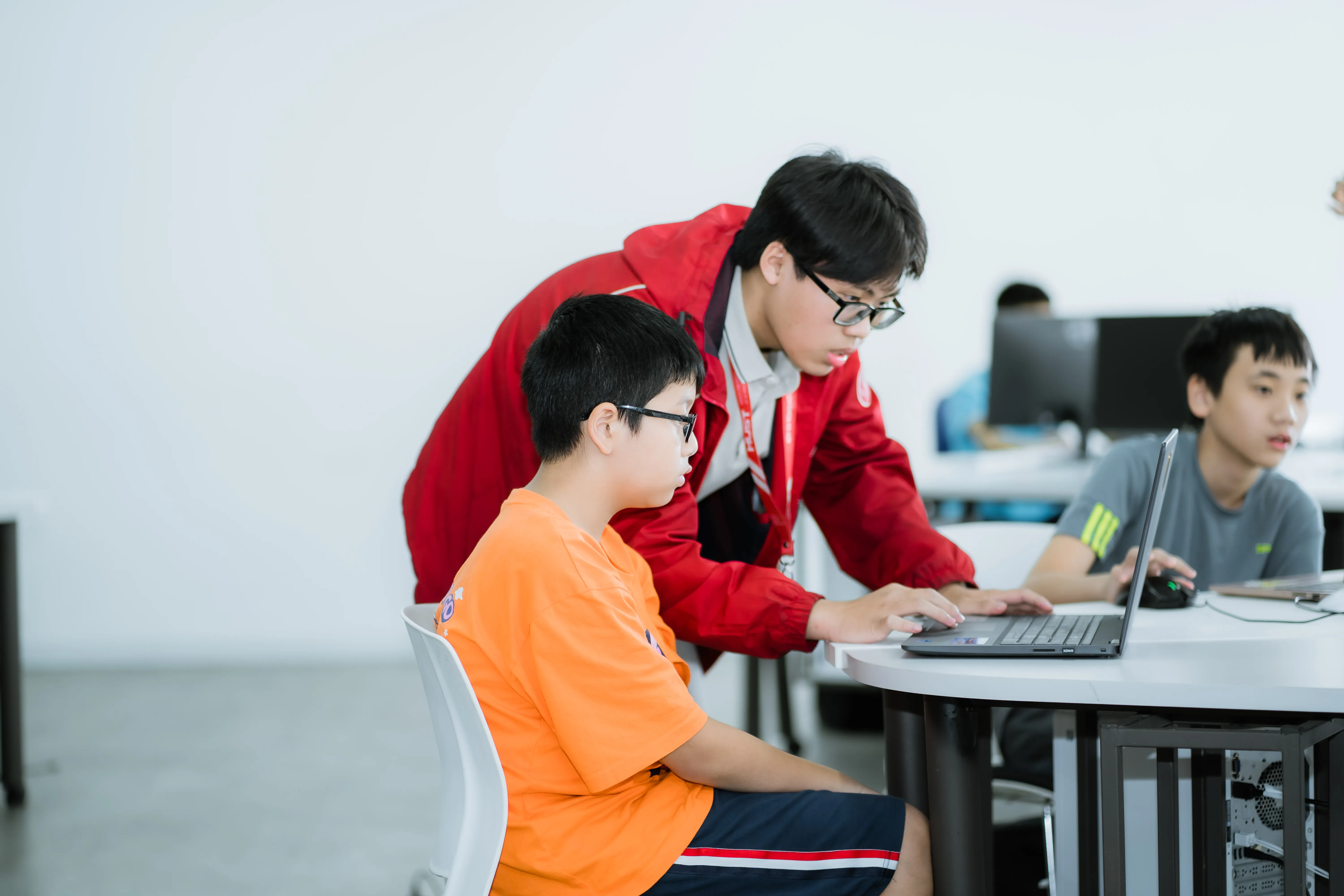 Giảng viên và trợ giảng Kidemy hướng dẫn tận tình cho từng học viên
