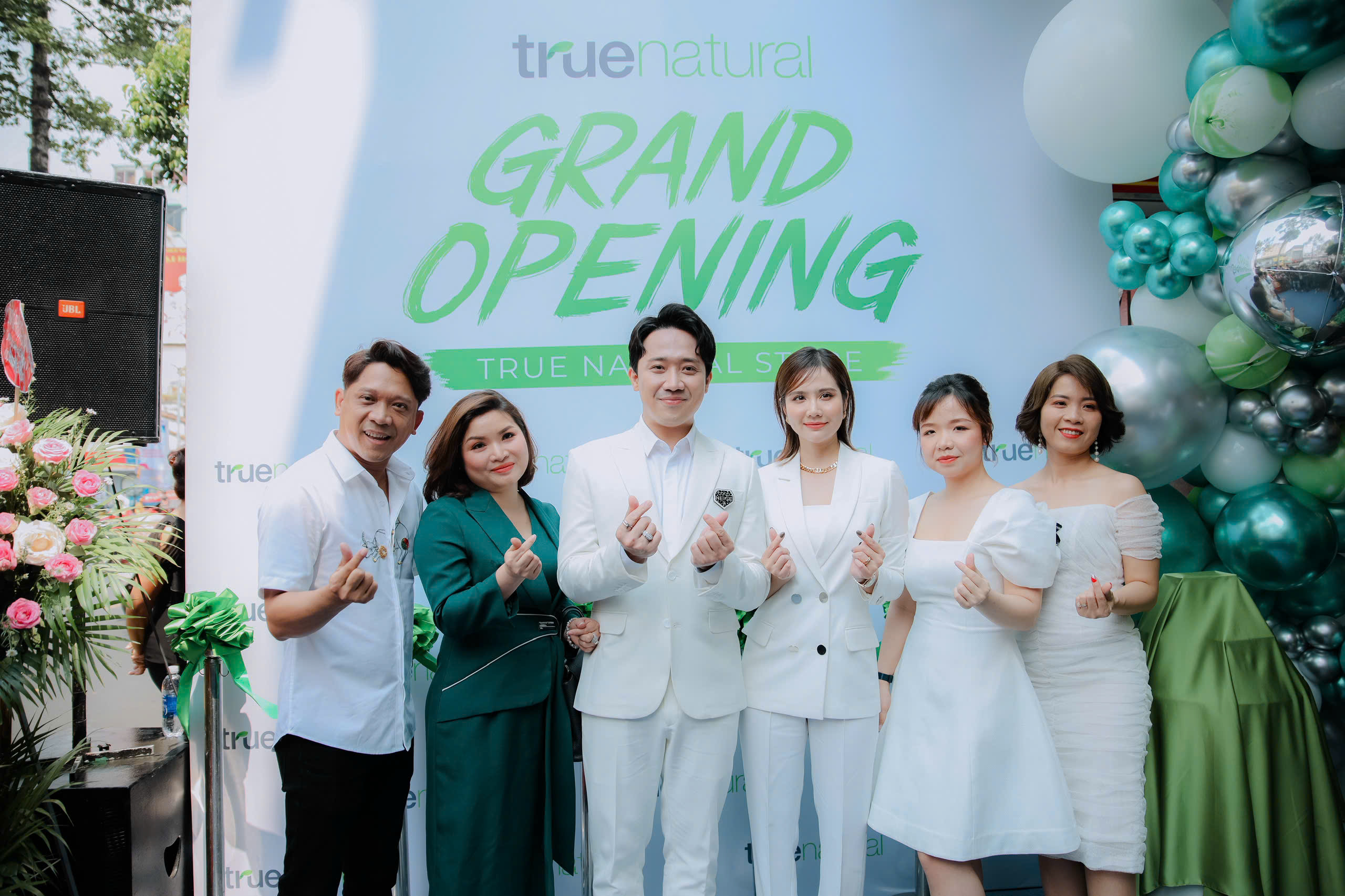 Đội ngũ công ty chụp ảnh cùng Trấn Thành