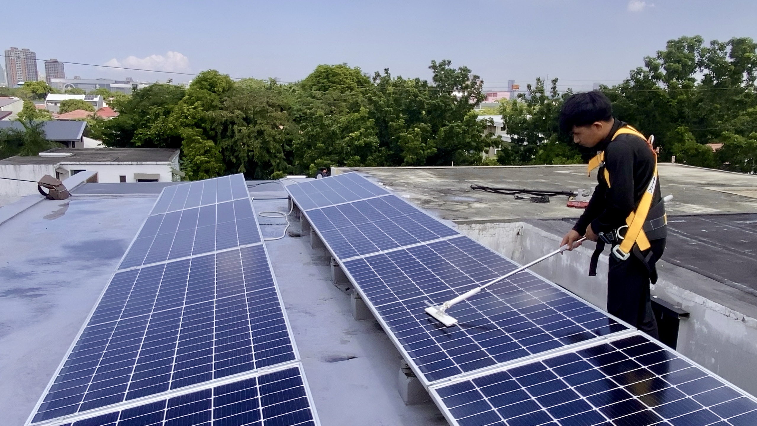 How to clean solar panels safely Philippines step by step