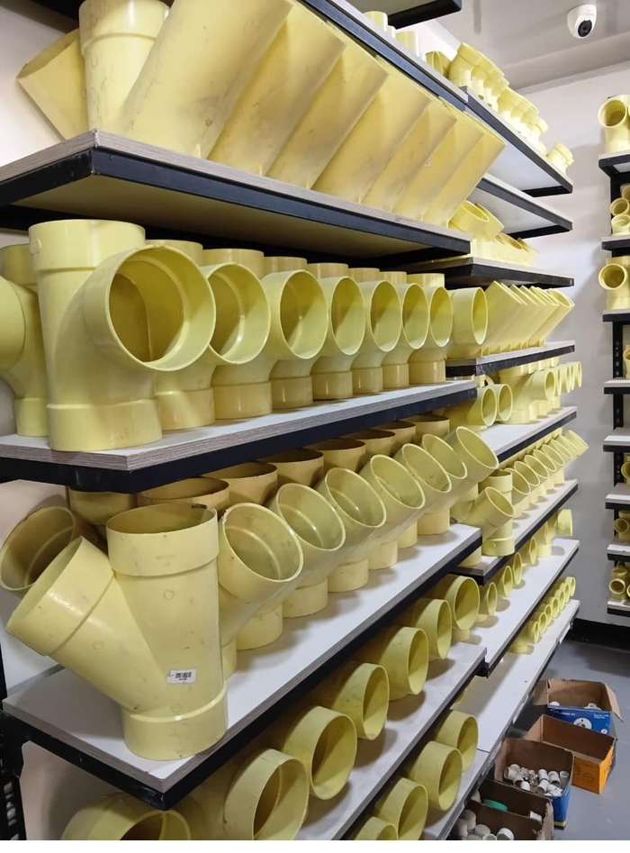 Estantería con accesorios sanitarios en PVC