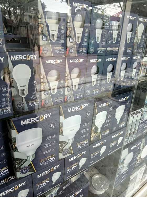 Vitrina de bombillos LED de distintas potencias