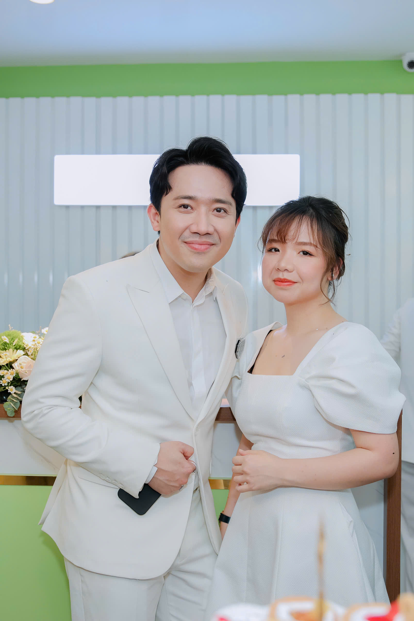 Phan Hoan chụp cùng Trấn Thành trong buổi mời làm gương mặt thương hiệu