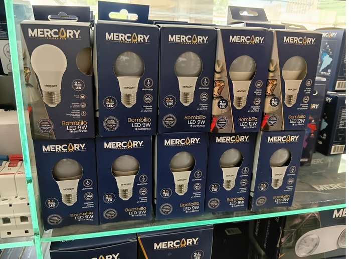 Bombillos LED Mercury Promax en vitrina de Ferreplus