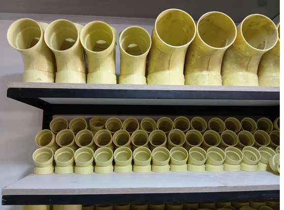 Codos sanitarios en PVC organizados por diámetro