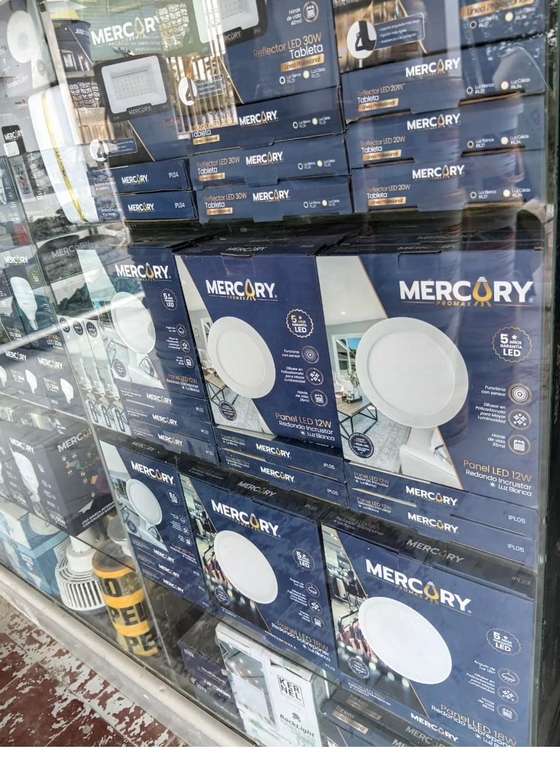 Vitrina con paneles y reflectores LED