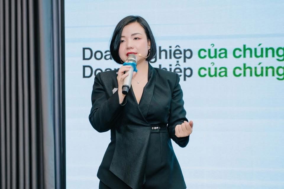 Phan Hoan đứng lớp đào tạo