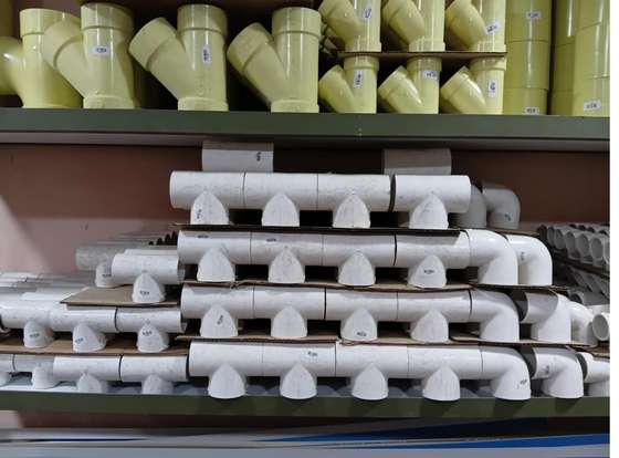 Accesorios de PVC de presión en estantería