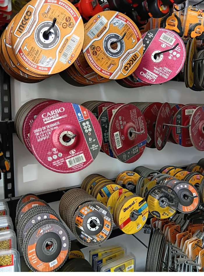 Discos de corte y desbaste en estantería