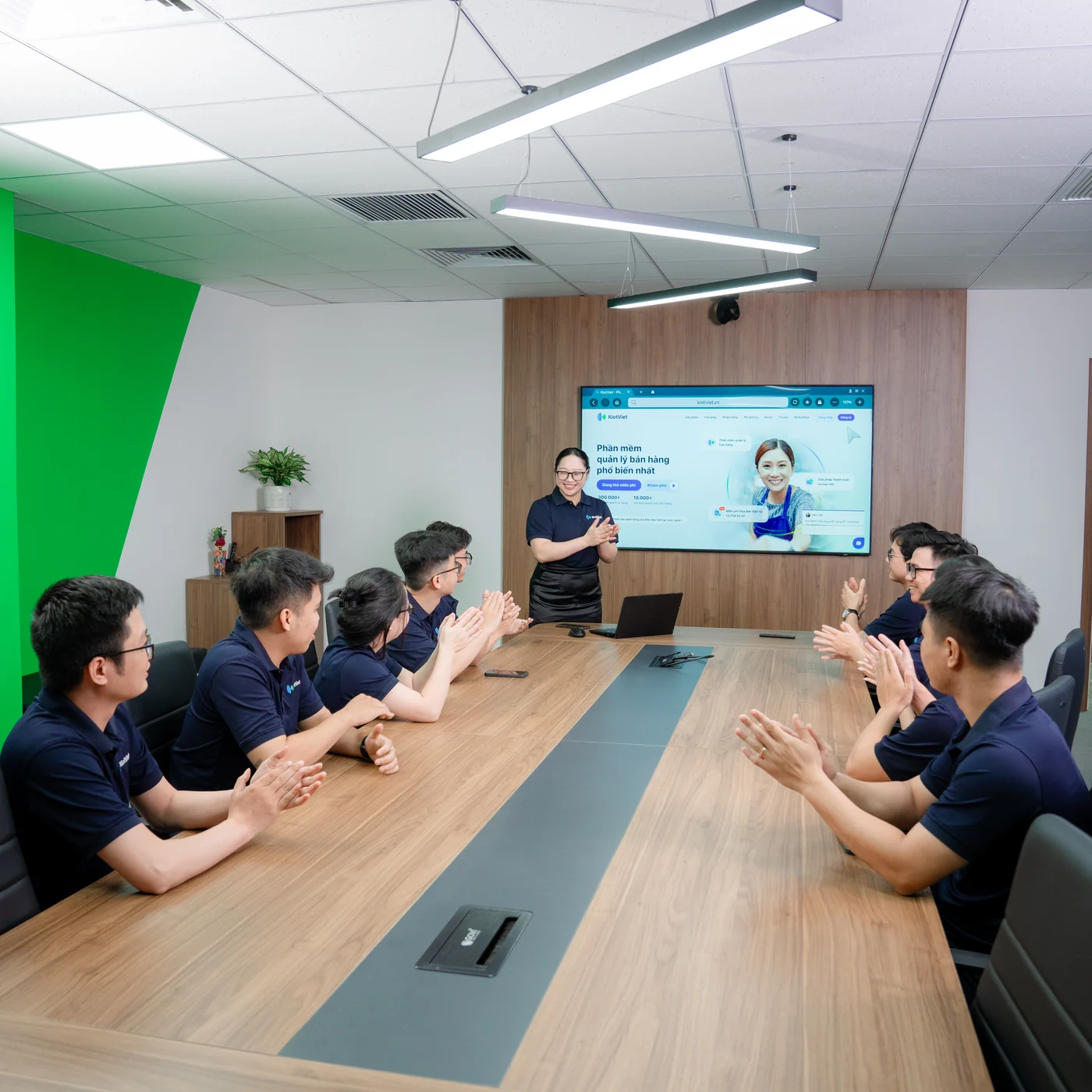 Nhân viên KiotViet mặc đồng phục trong hoạt động thực tế