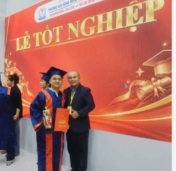 Học viên chụp ảnh cùng thầy tại lễ tốt nghiệp