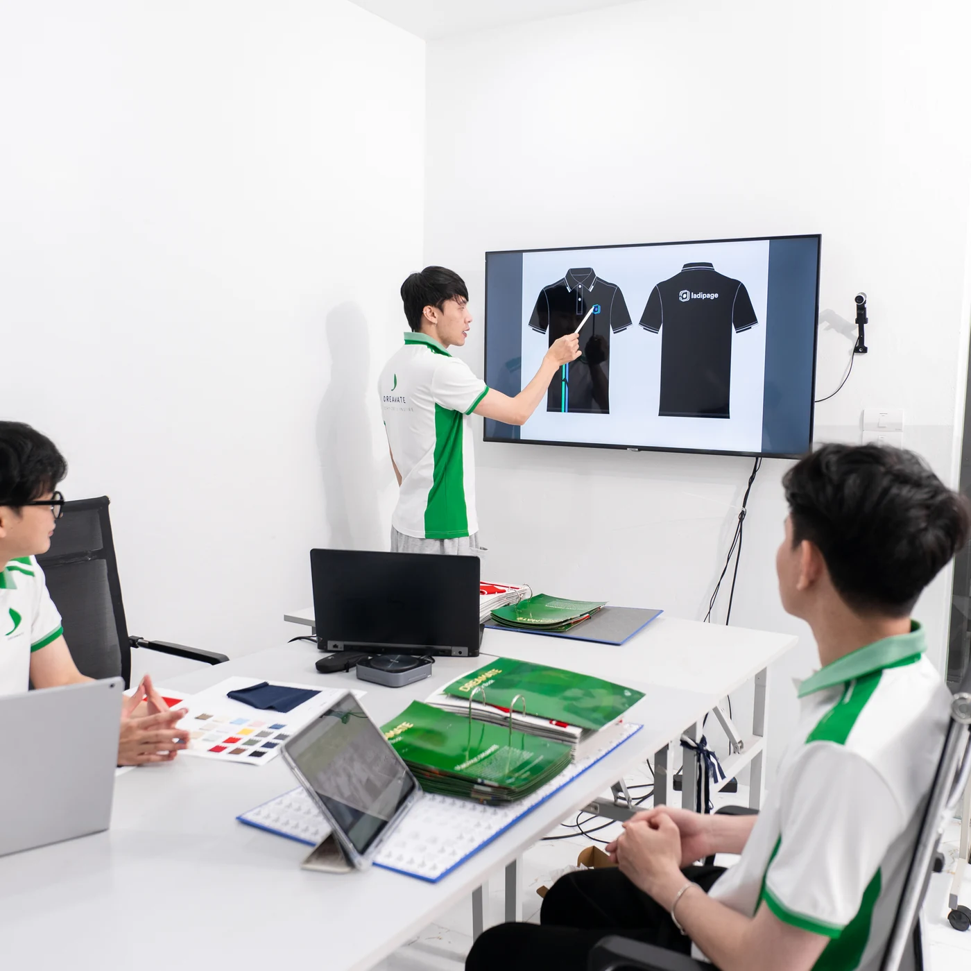 Đội ngũ Dreamate trao đổi mẫu thiết kế đồng phục