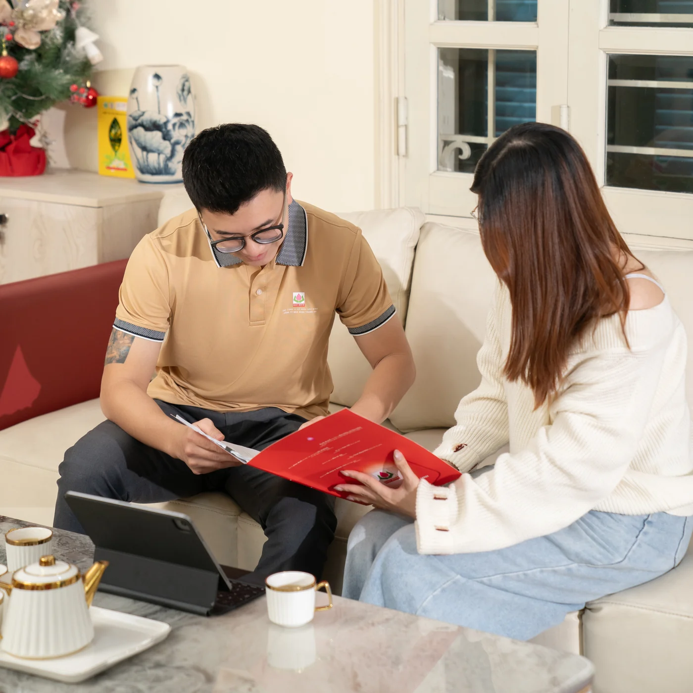 Nhân viên Bảo Minh Tràng An mặc đồng phục trong hoạt động thực tế