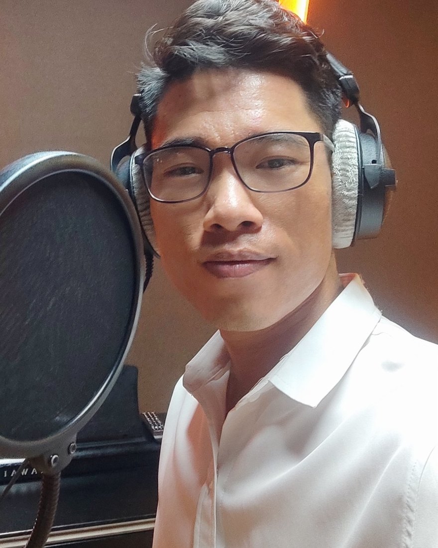 Giảng viên Trần Thiên Trung – Trung Voice trong phòng thu