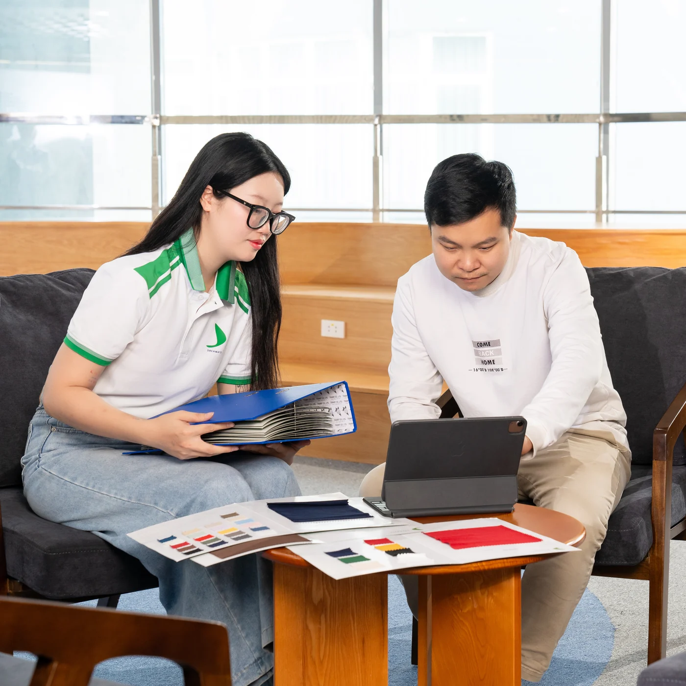 Dreamate trao đổi mẫu thiết kế cùng khách hàng
