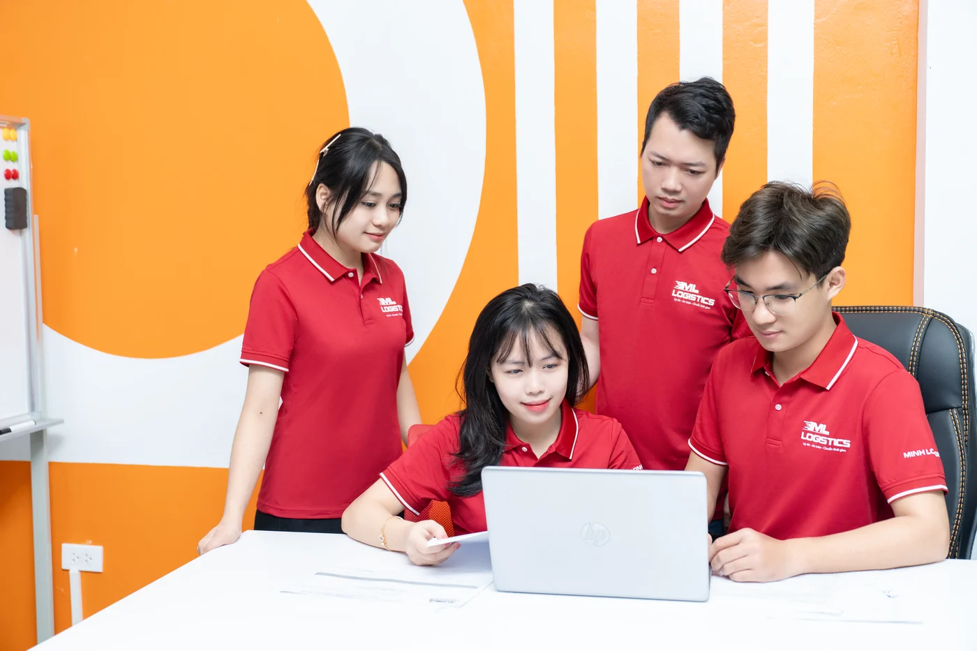 Nhân viên Minh Long Logistics mặc đồng phục trong hoạt động thực tế