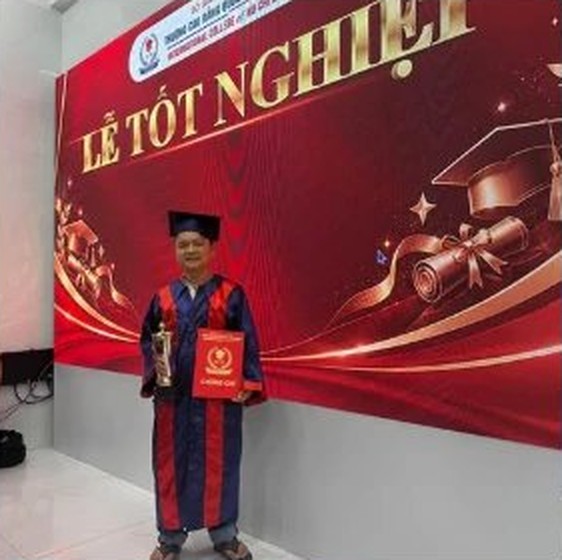Học viên nhận bằng tại lễ tốt nghiệp