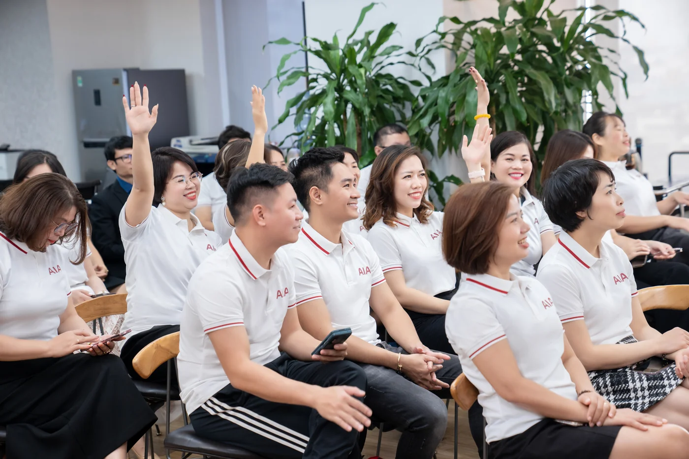 Nhân viên AIA mặc đồng phục trong hoạt động thực tế