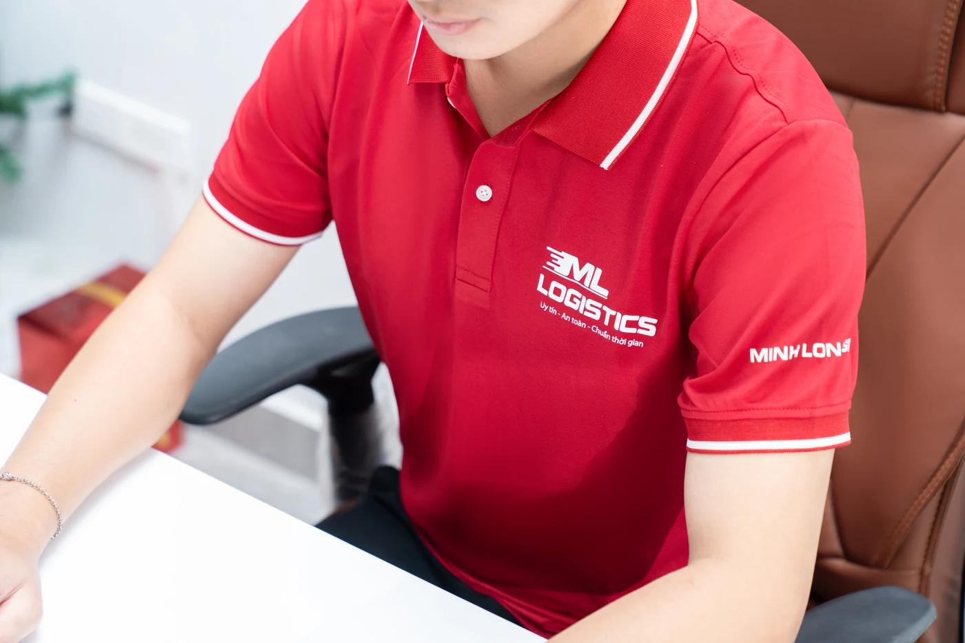 Cận cảnh logo và các chi tiết trên áo polo Minh Long Logistics
