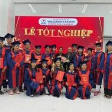 Học viên chụp ảnh tập thể lễ tốt nghiệp