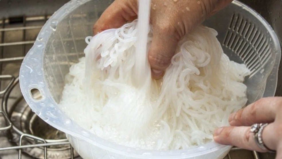 Rửa sạch bún nưa, mì nưa, phở nưa dưới vòi nước