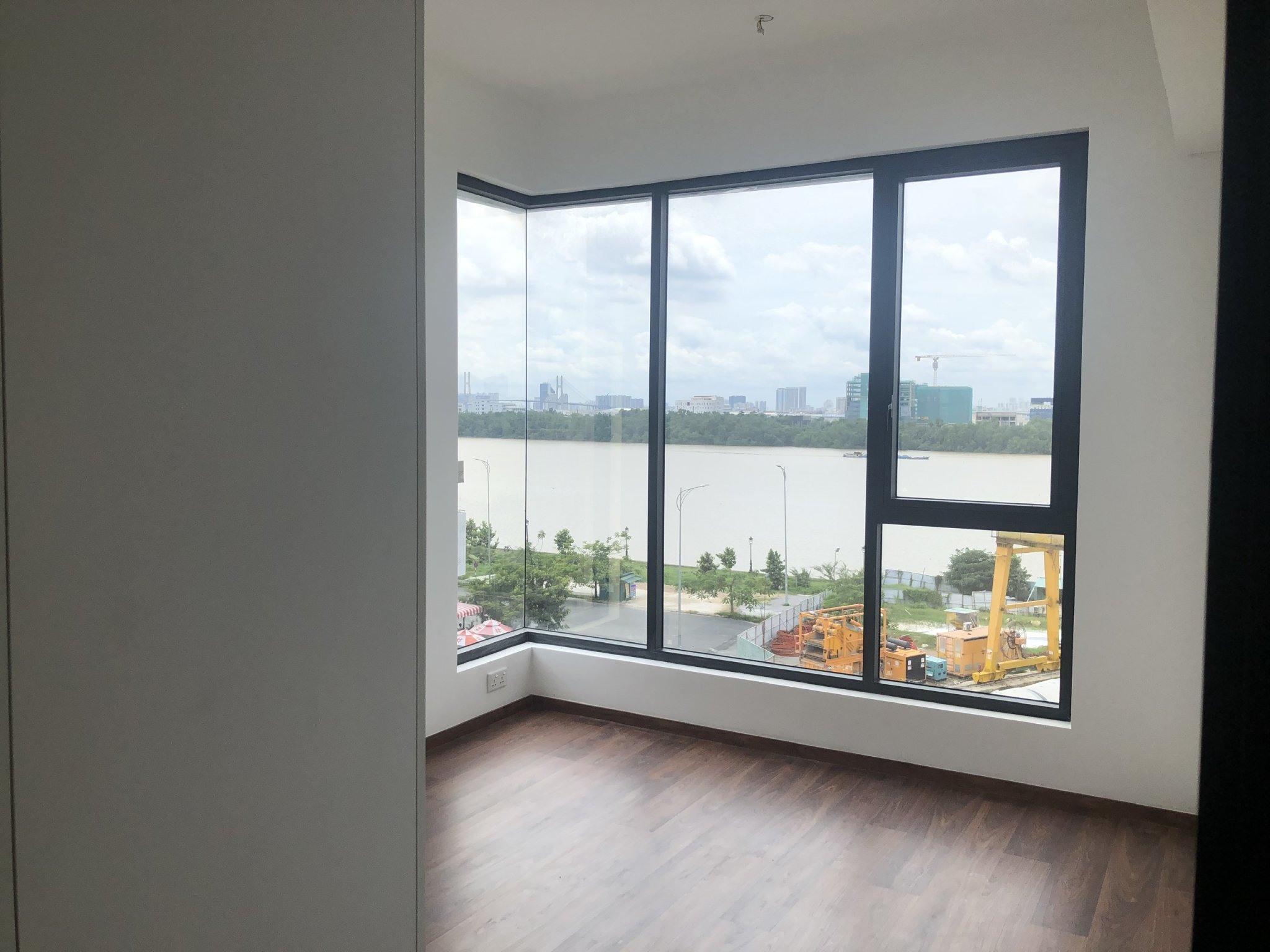 Nội thất cơ bản căn 3 phòng ngủ mới tinh , view sông thoát mát giá cực tốt._thumbnail_6