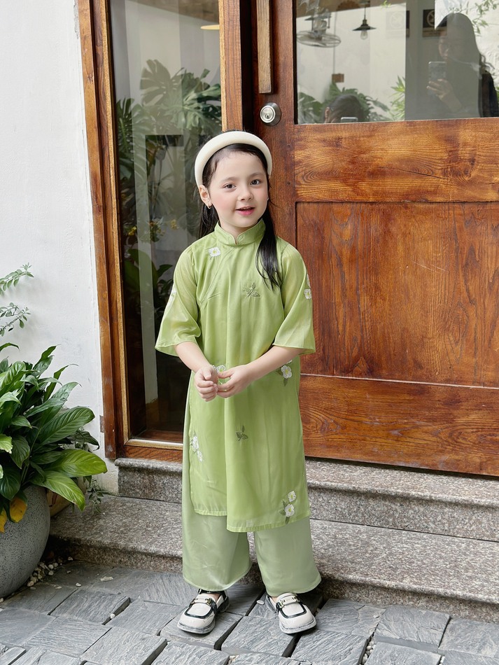 Áo dài voan tơ cho bé gái thêu hoa Magickids áo dài Tết truyền thống 4 tà cho bé từ 10 đến 36kg Quần áo trẻ em AD23029_thumbnail_9