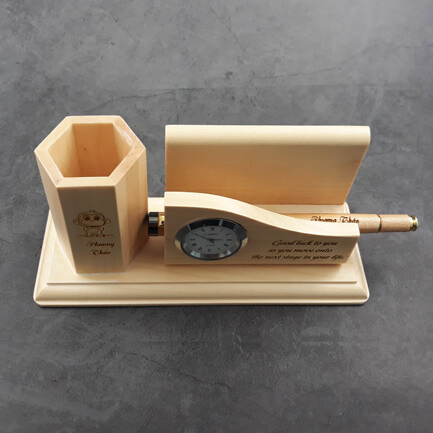 Đồ cắm bút bằng gỗ khắc laser - có đồng hồ DB02