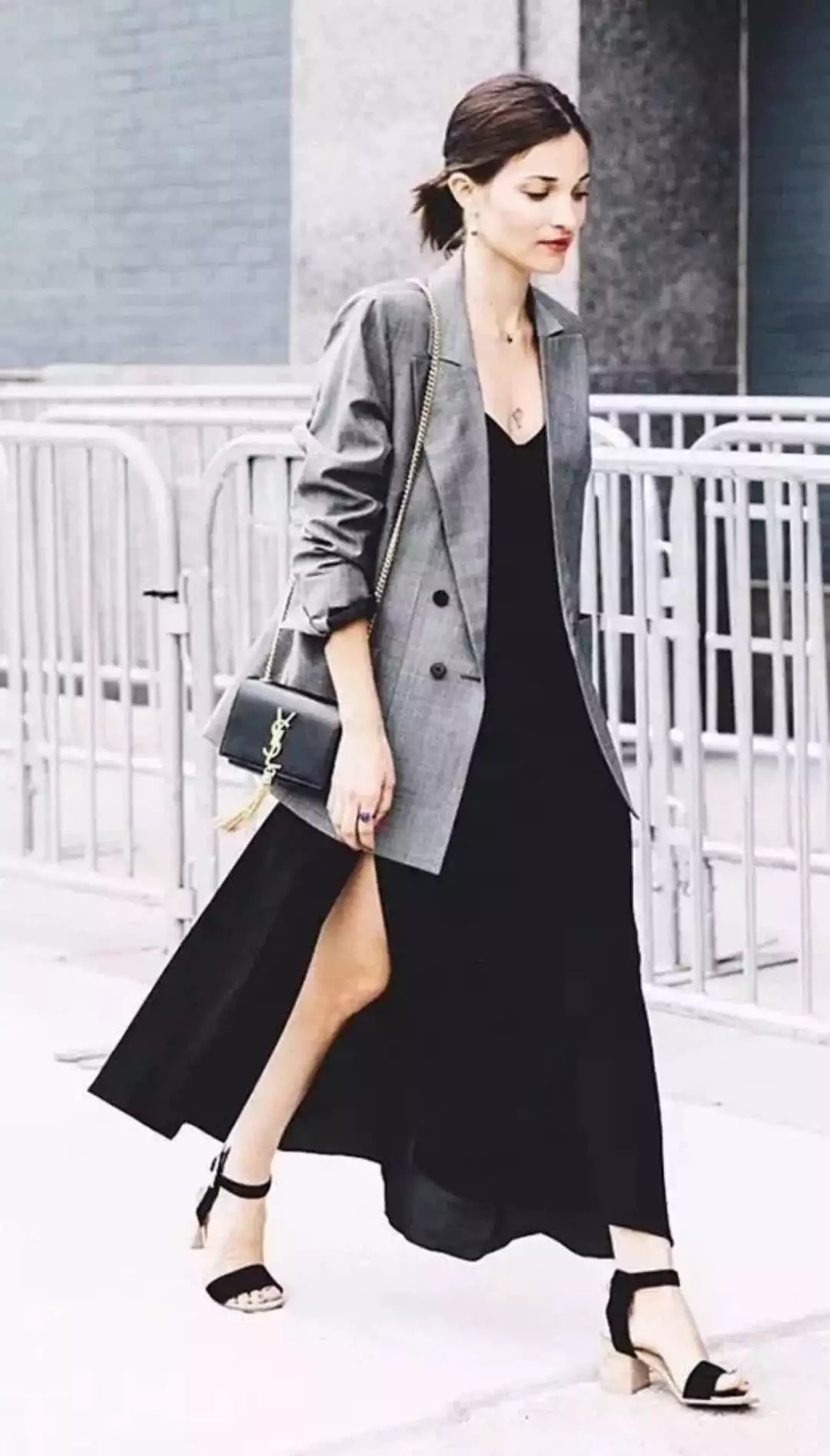 &Aacute;o kho&aacute;c blazer v&agrave; v&aacute;y xẻ t&agrave;
