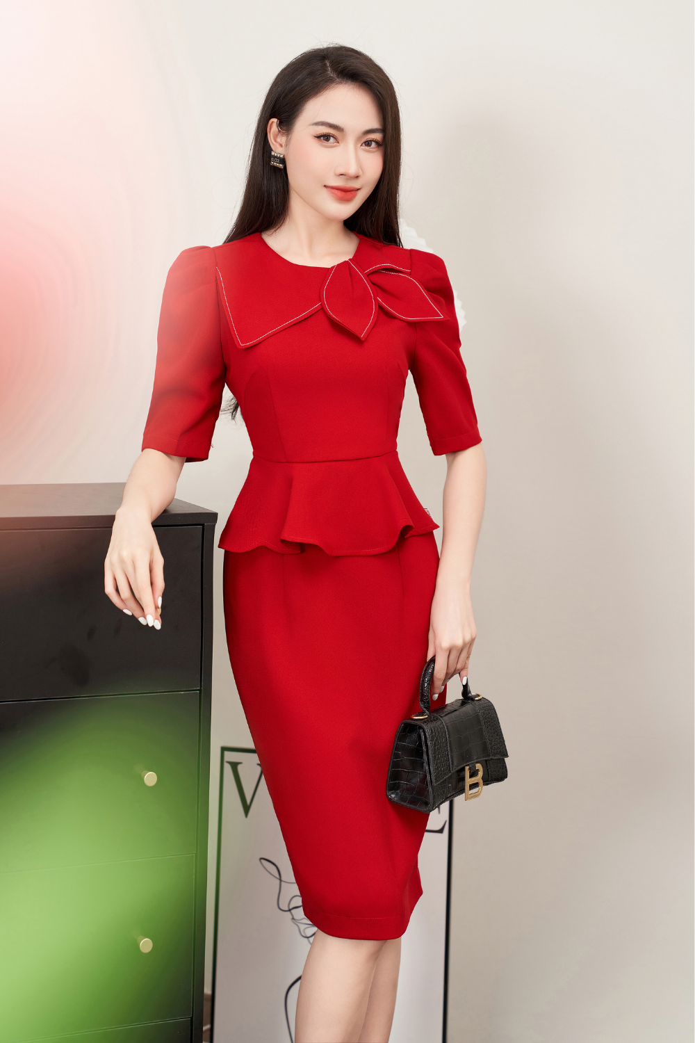 Đầm ôm đỏ cổ phối lá diễu chỉ  1 màu