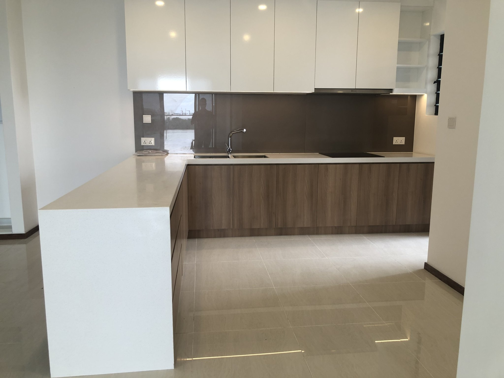 Nội thất cơ bản căn 3 phòng ngủ mới tinh , view sông thoát mát giá cực tốt.