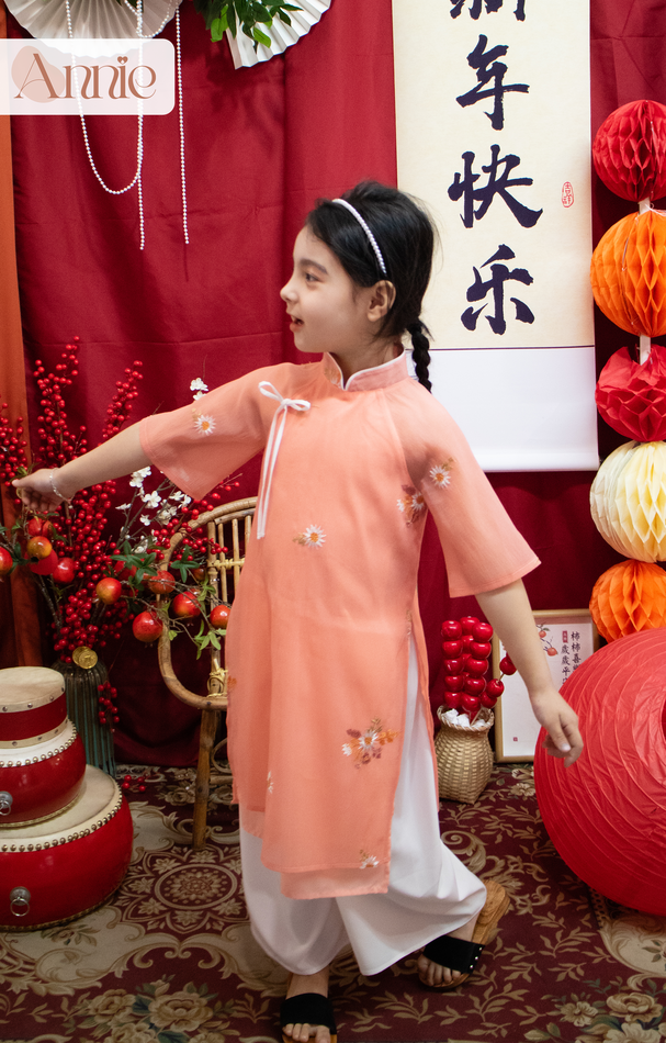 Áo dài tết bé gái 2024 size đại 40kg Anniebaby áo dài cổ tàu 4 tà chất đũi xốp mềm mịn thêu hoa cúc AD23030_thumbnail_11