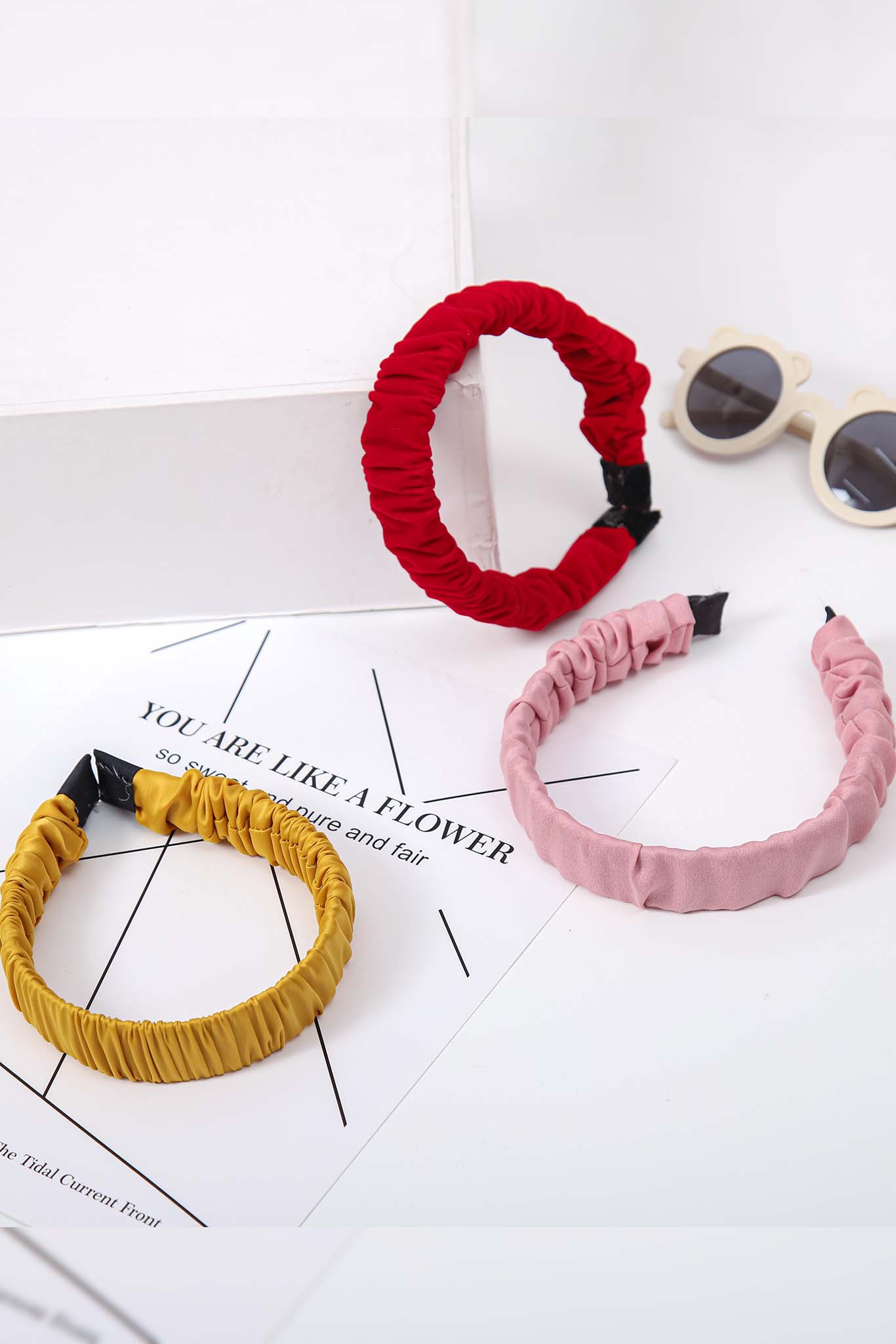 Xược bờm nhún bé gái chân bọc đen