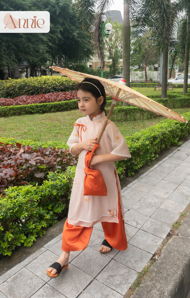 Áo dài tết bé gái 2024 size đại 40kg Anniebaby áo dài cổ tàu 4 tà chất đũi xốp mềm mịn thêu hoa cúc AD23030_thumbnail_6