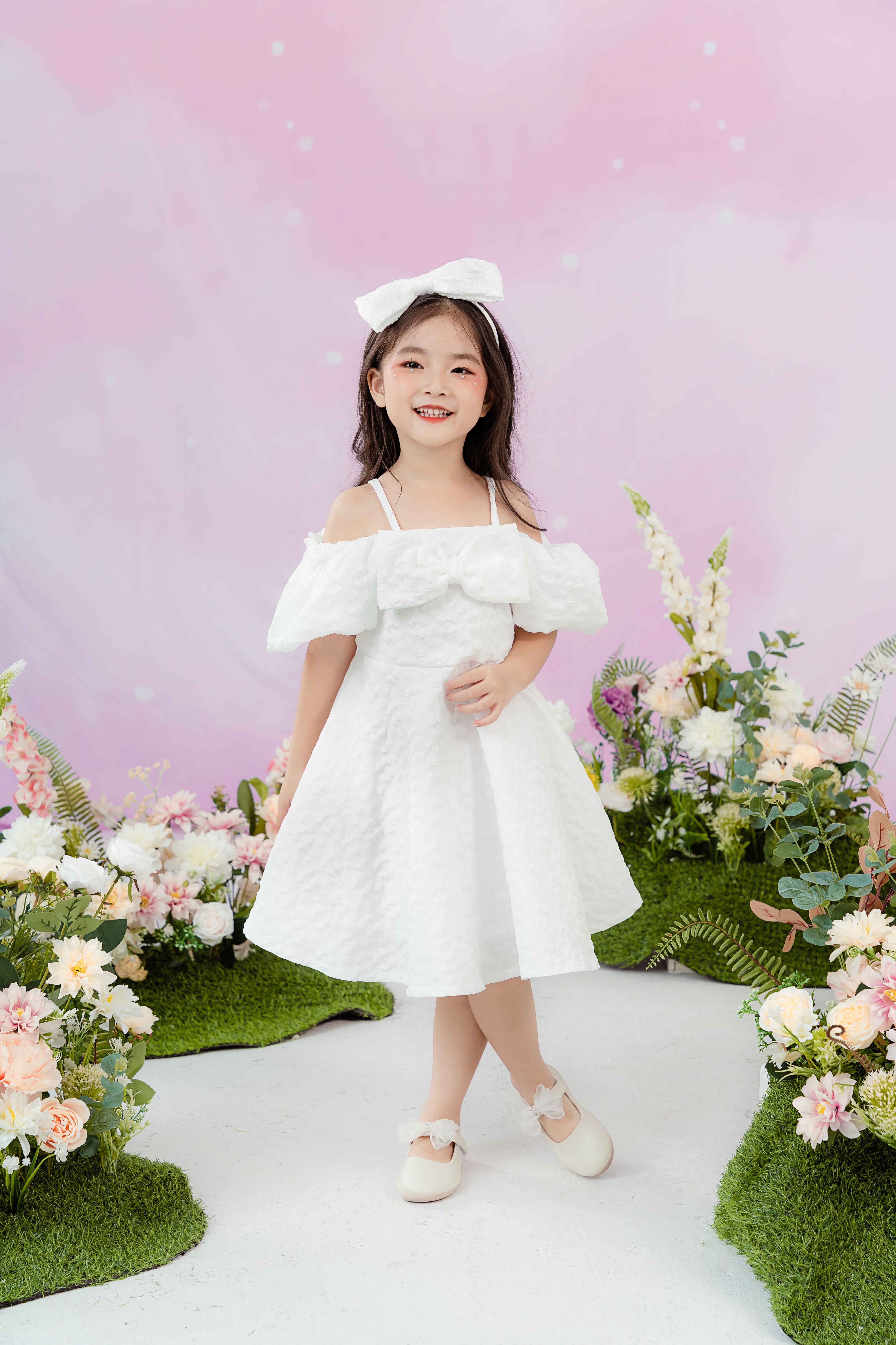 Váy gấm trễ vai phối nơ ngực